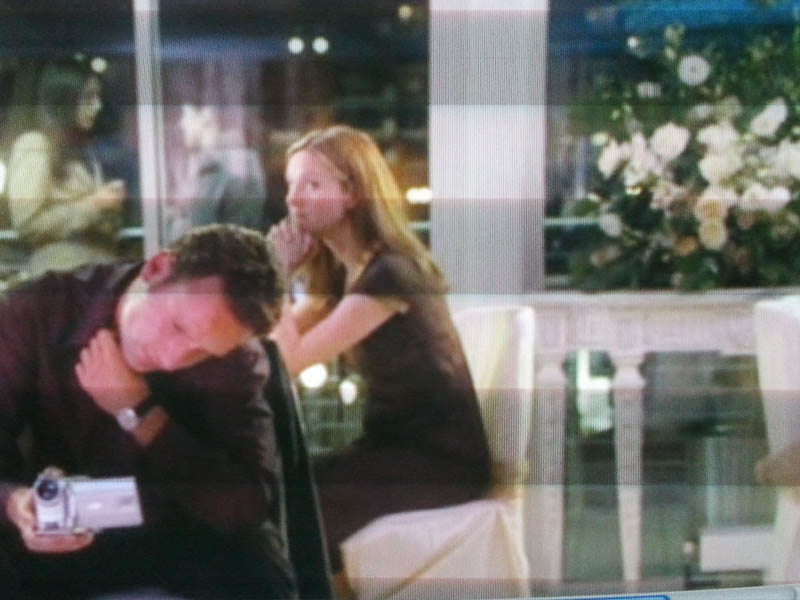 Fotograma de película Love Actually en el que se ve un mueble creado por Equipo 7